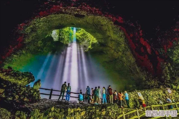 穿越奇幻天坑地縫