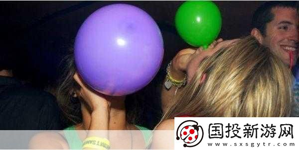 女子絕活吸煙開啤酒吹氣球-1.-＂女子絕技：吸煙開啤酒與氣球表演的奇妙結合