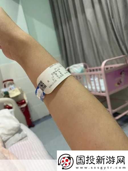 站在公交車里抓著搖曳的手環：搖曳手環里的城市故事